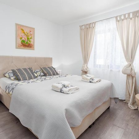 Alex Deluxe Apartments On Beach بوريتش المظهر الخارجي الصورة