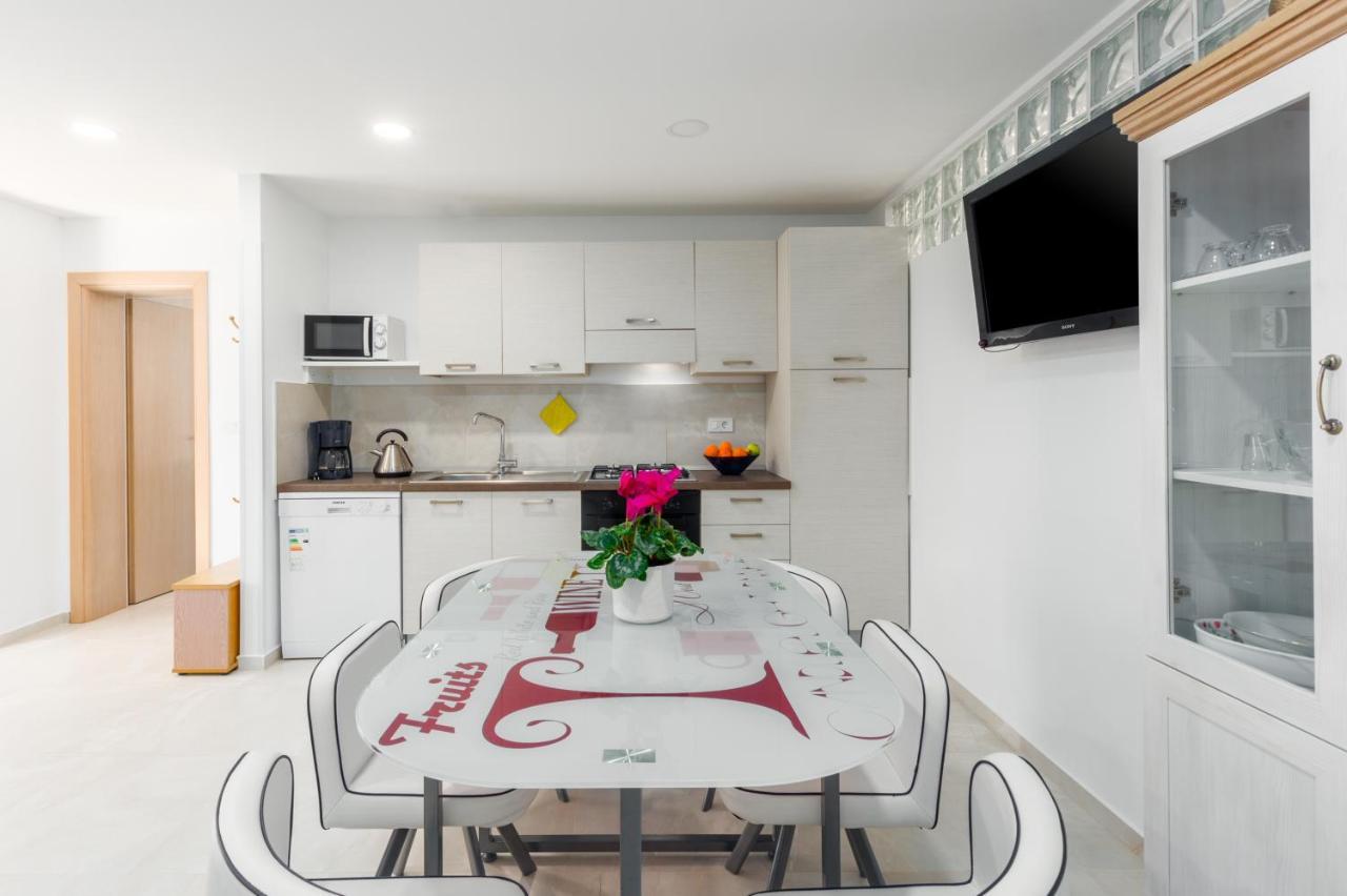 Alex Deluxe Apartments On Beach بوريتش المظهر الخارجي الصورة
