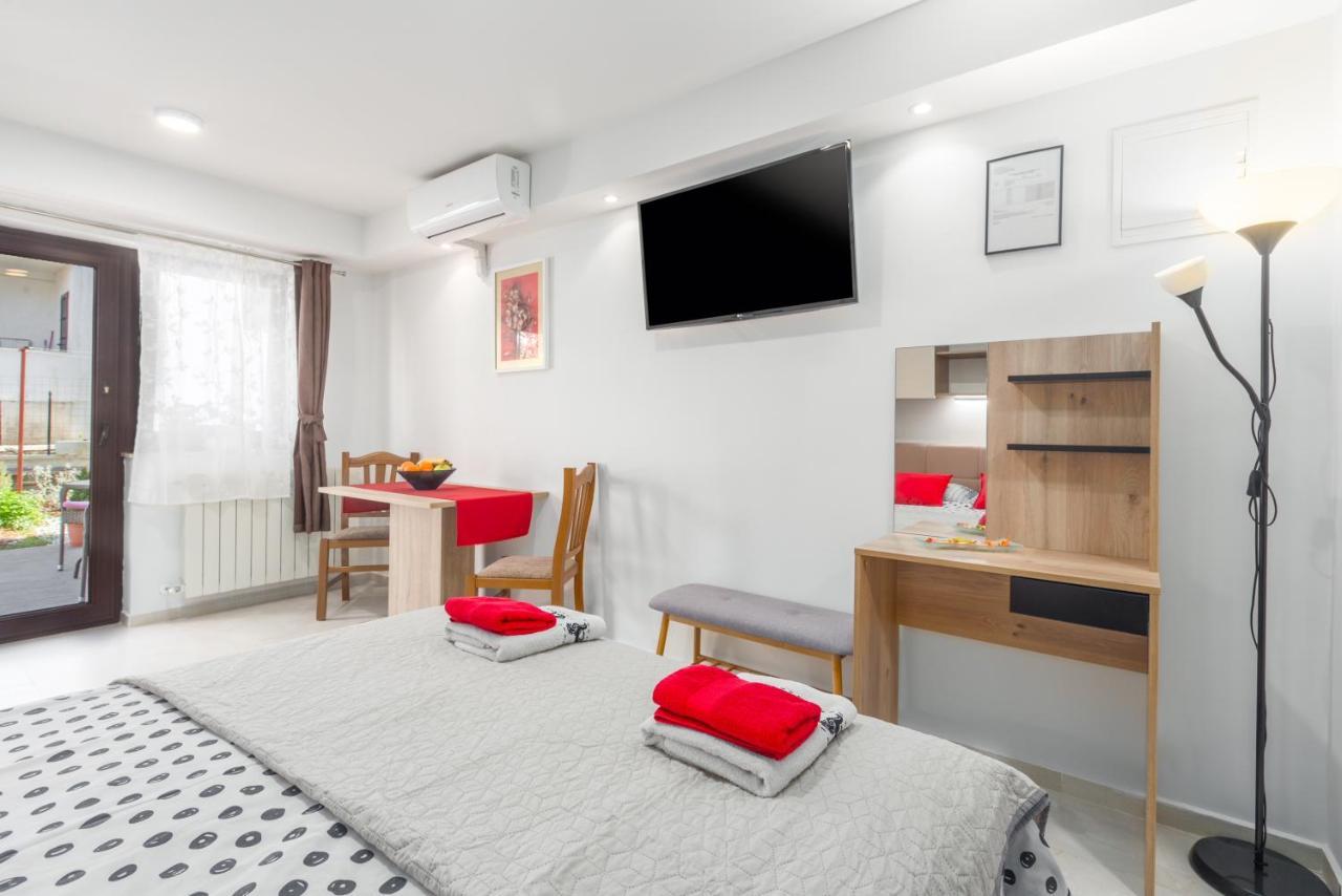 Alex Deluxe Apartments On Beach بوريتش المظهر الخارجي الصورة