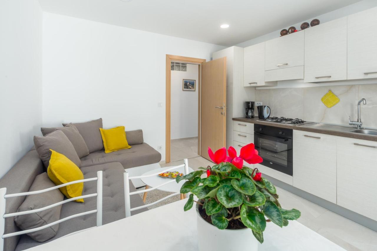 Alex Deluxe Apartments On Beach بوريتش المظهر الخارجي الصورة