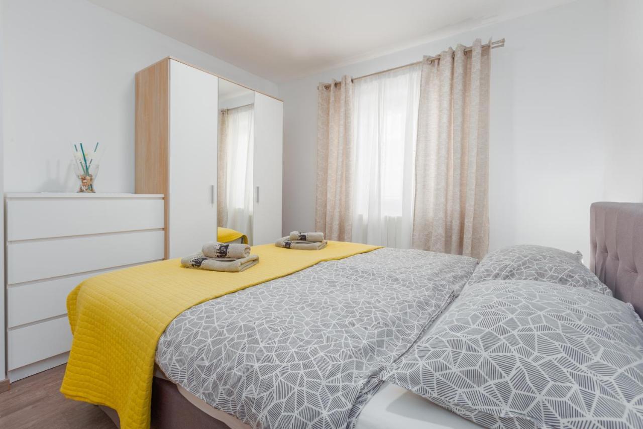 Alex Deluxe Apartments On Beach بوريتش المظهر الخارجي الصورة