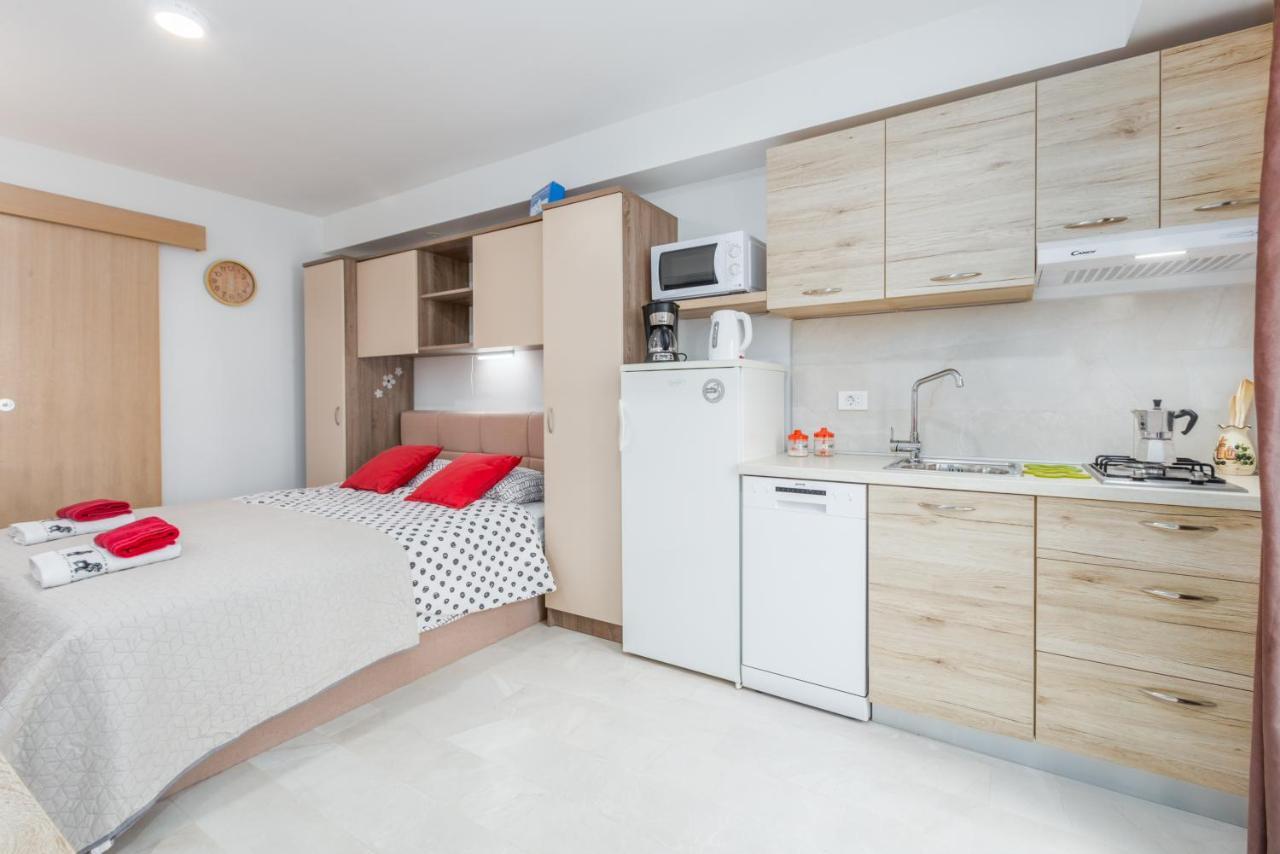 Alex Deluxe Apartments On Beach بوريتش المظهر الخارجي الصورة