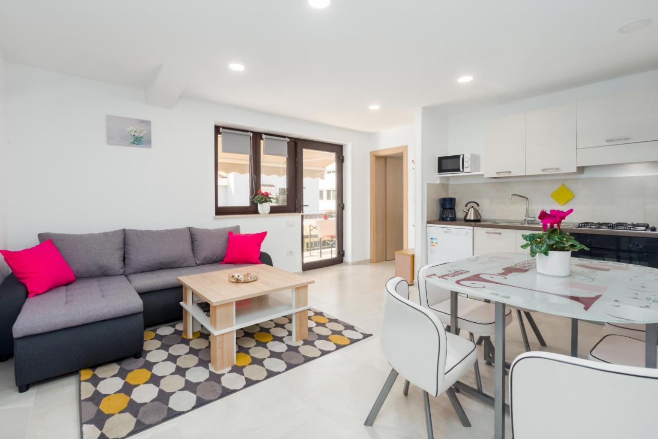 Alex Deluxe Apartments On Beach بوريتش المظهر الخارجي الصورة