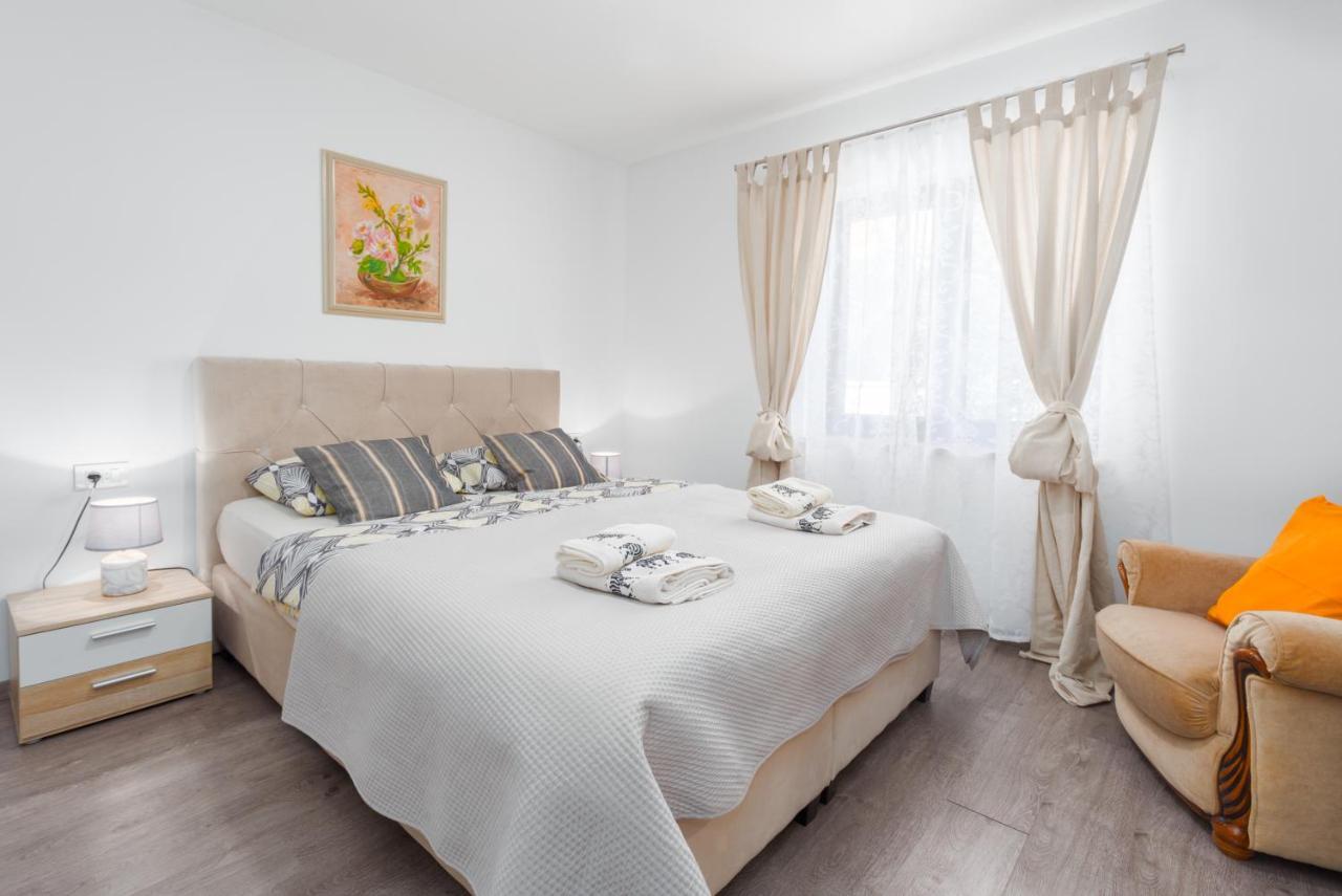 Alex Deluxe Apartments On Beach بوريتش المظهر الخارجي الصورة