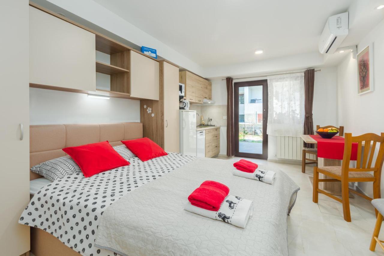 Alex Deluxe Apartments On Beach بوريتش المظهر الخارجي الصورة