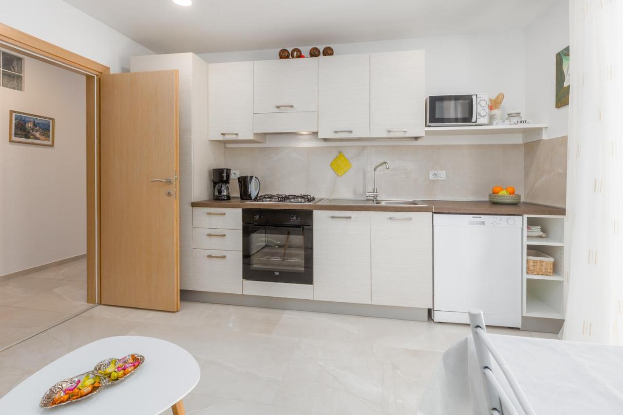 Alex Deluxe Apartments On Beach بوريتش المظهر الخارجي الصورة