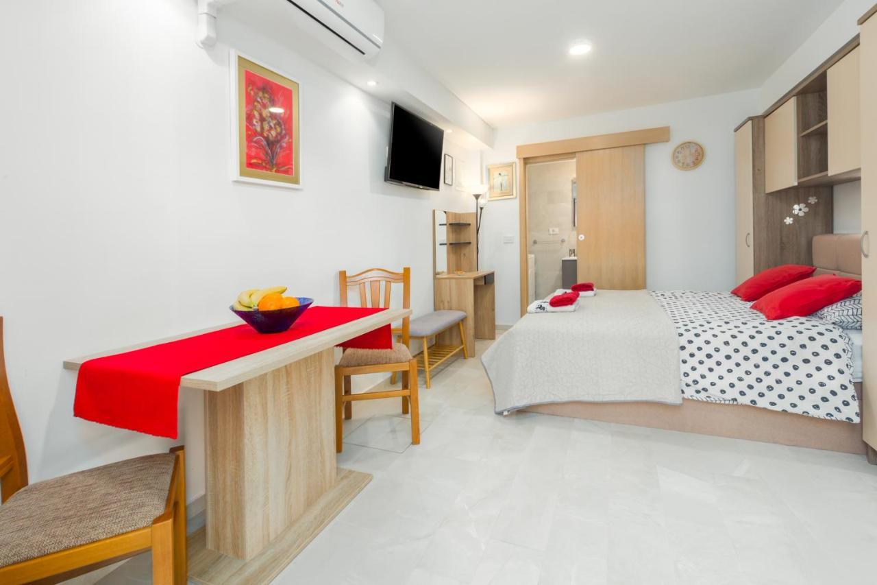 Alex Deluxe Apartments On Beach بوريتش المظهر الخارجي الصورة
