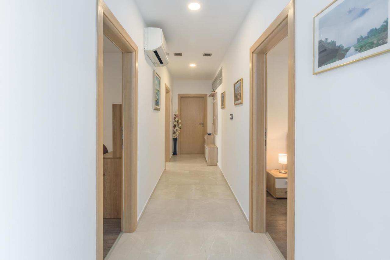 Alex Deluxe Apartments On Beach بوريتش المظهر الخارجي الصورة
